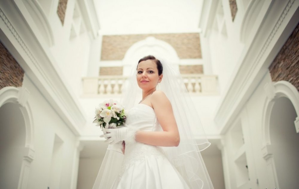 Невеста в белом зале художественного музея в Минске