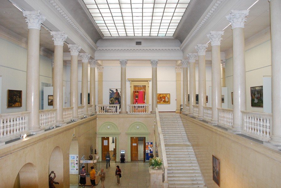 Лестница и колонны в Национальном художественом музее РБ