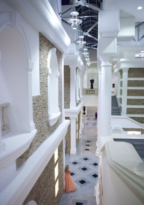 Лаконичный дизайн белого зала художественного музея в Минске