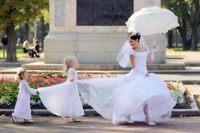 Дети помогают невесте с платьем