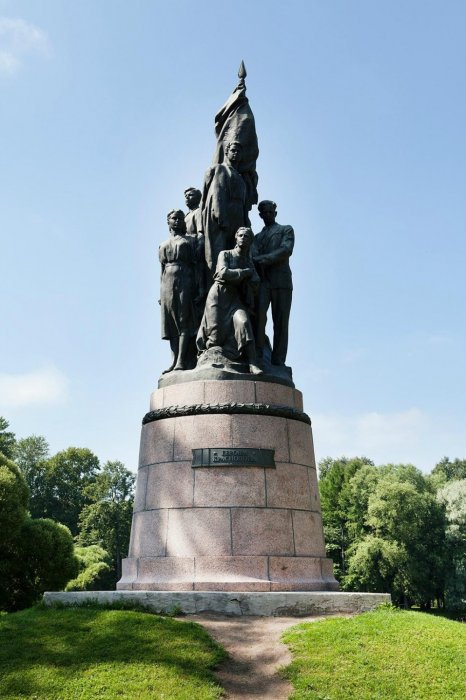 Памятник в Екатерингофском парке