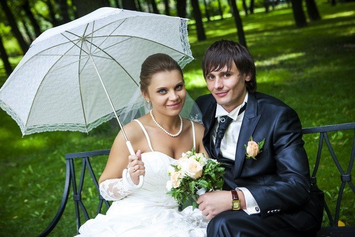 Фотосессия на лавочке с зонтиком