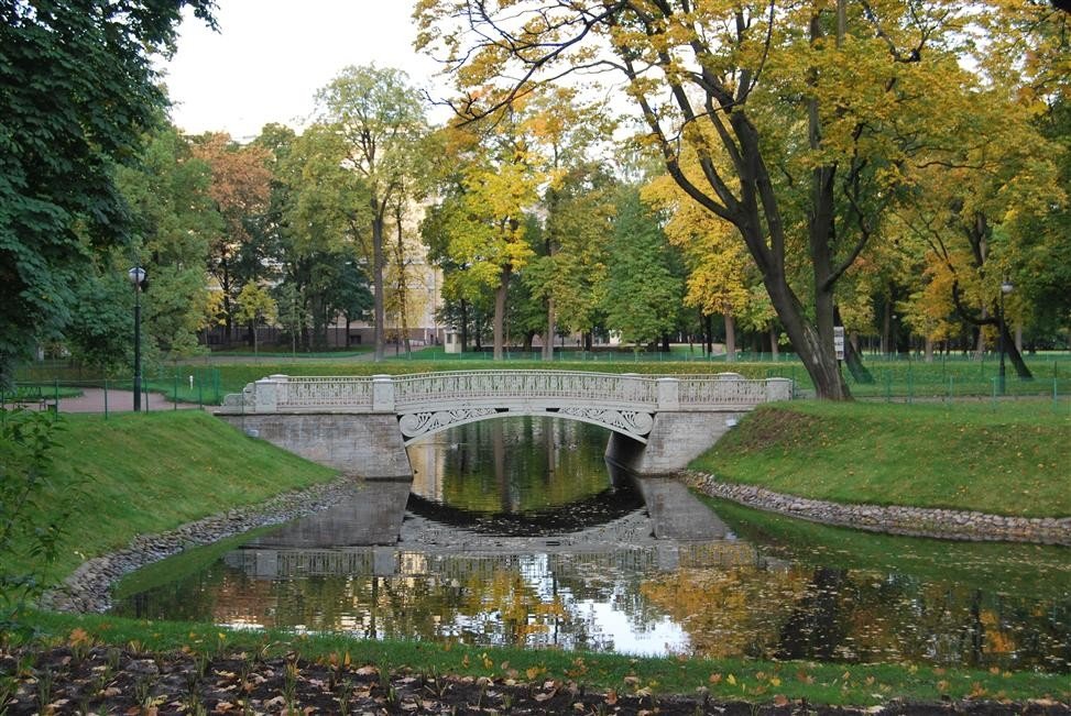 Мост в Михайловском парке