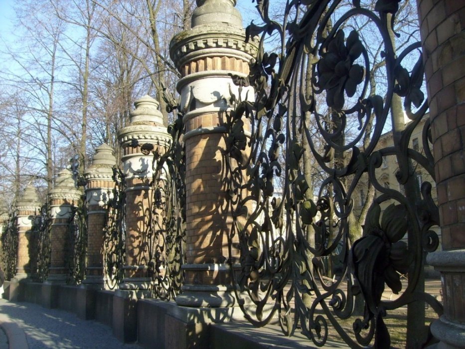 Красивая ограда в Михайловском саду