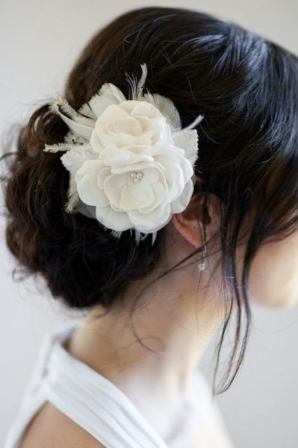 Прическа невесты с цветком из ткани