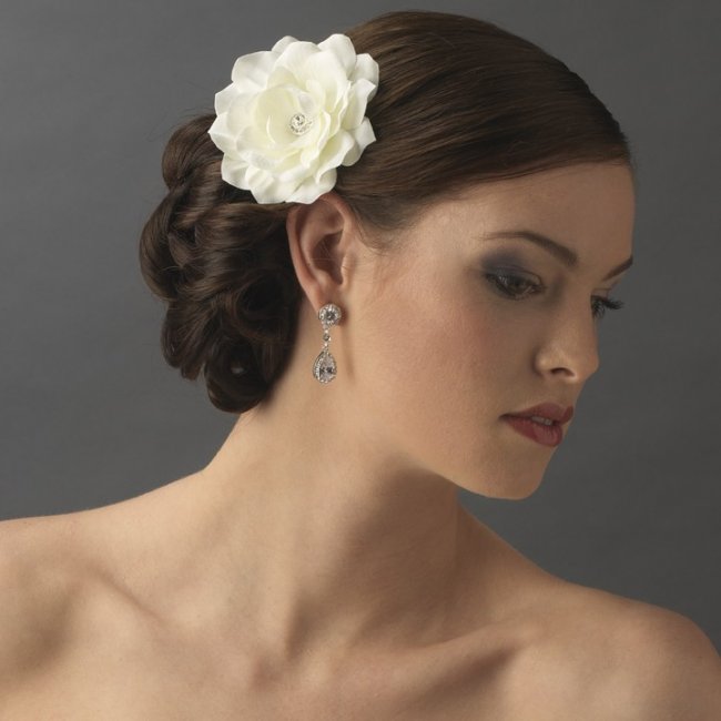 Невеста с аккуратным цветком из ткани в волосах