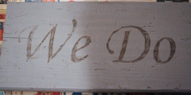 Переведенная надпись на деревянной поверхности