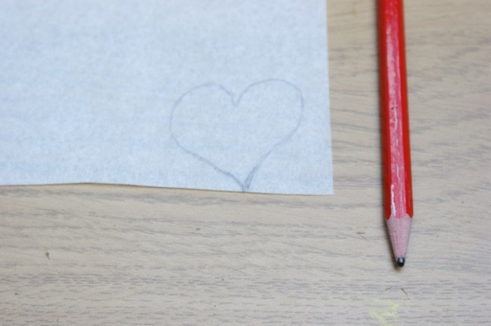 Нарисуйте на клейкой бумаге сердце