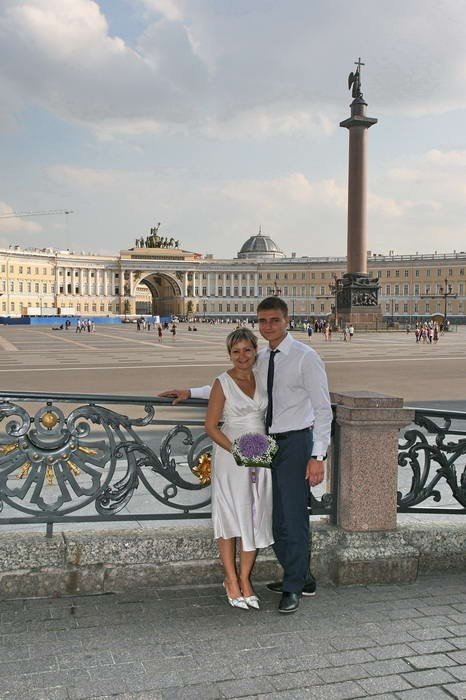 На фоне Дворцовой площади