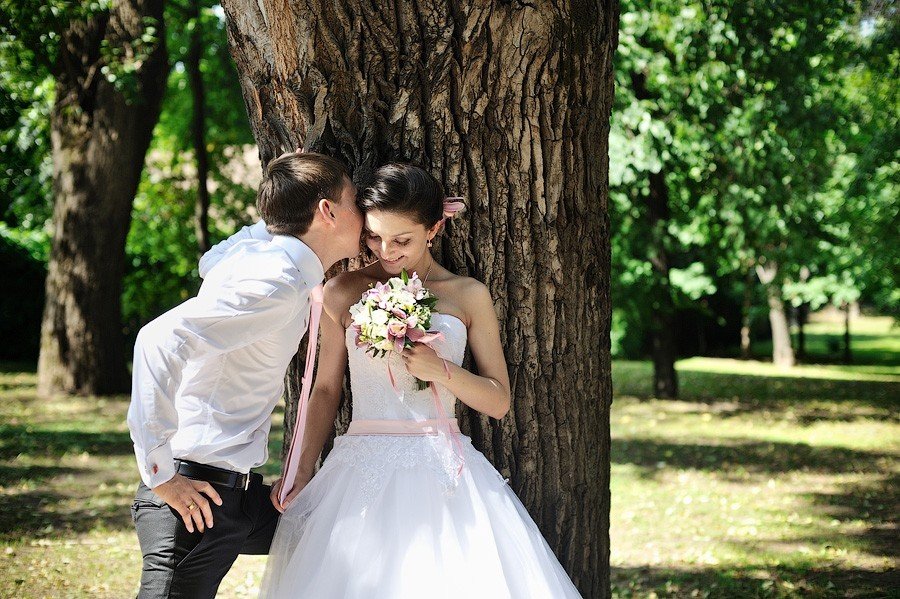 Поцелуй у дерева в парке