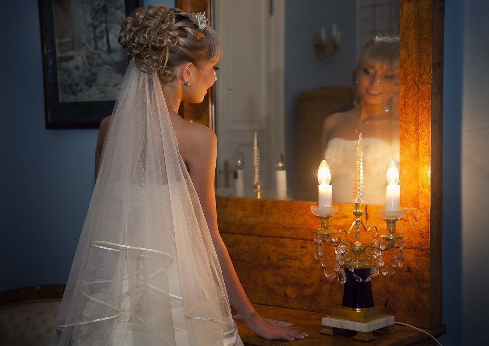 Фотосъемка невесты у зеркала
