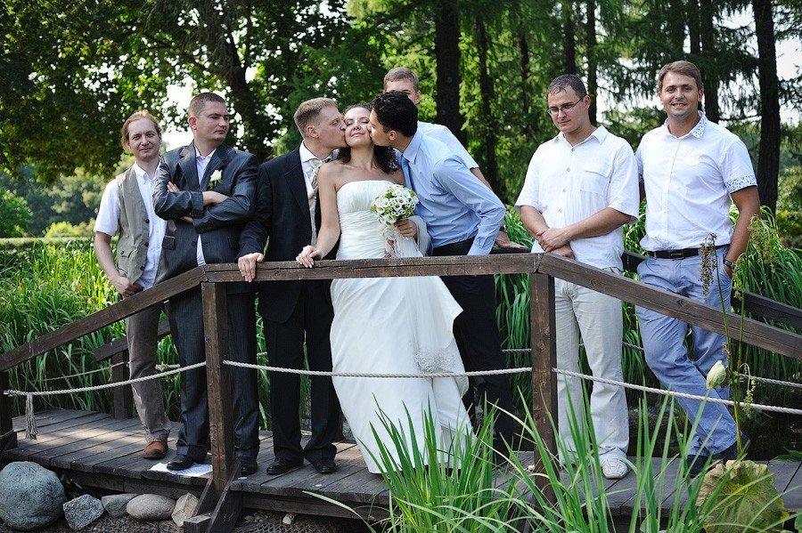 Невеста с друзьями жениха
