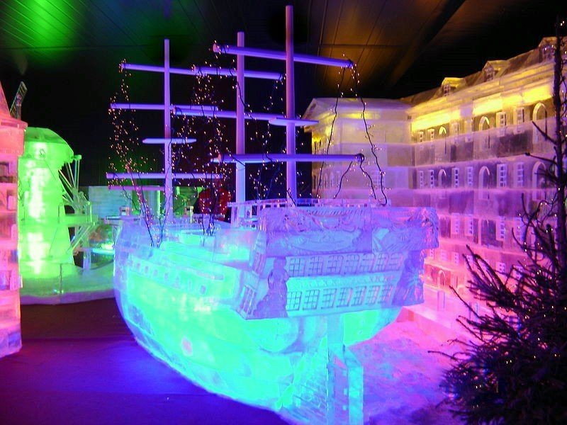 Ледяной корабль с огоньками