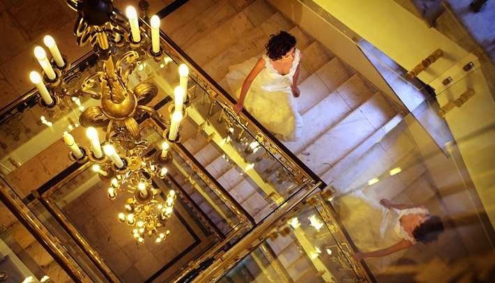 Невеста поднимается по лестнице