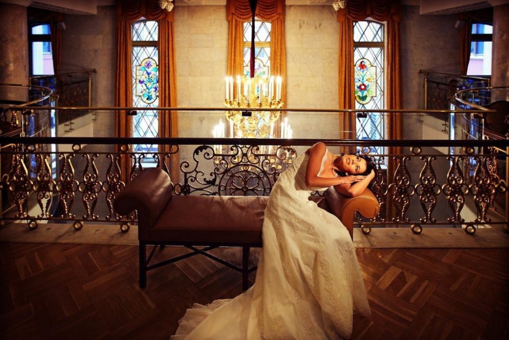 Фотосессия невесты в холле