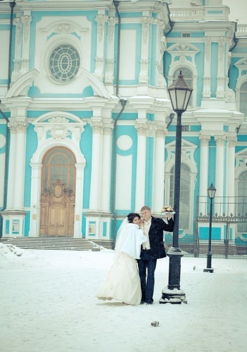Зимняя свадебная прогулка у Смольного собора