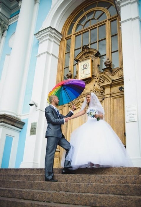 Яркие свадебные фотографии у Смольного собора