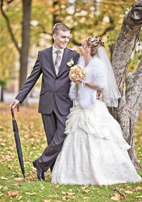 Жених и невеста в парке у Смольного собора