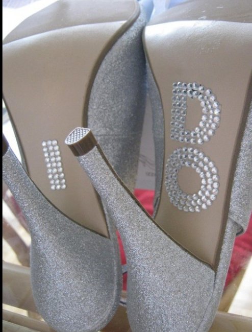 Серебристые свадебные туфли с надписью из страз