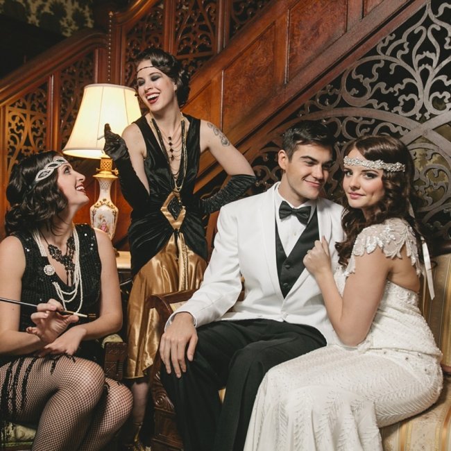 Свадебный ретро образ молодоженов и их гостей