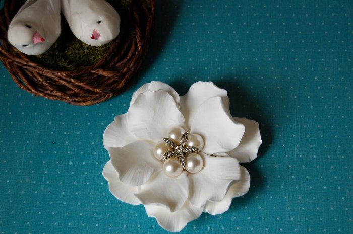 Белоснежный цветок для торта с бижутерией