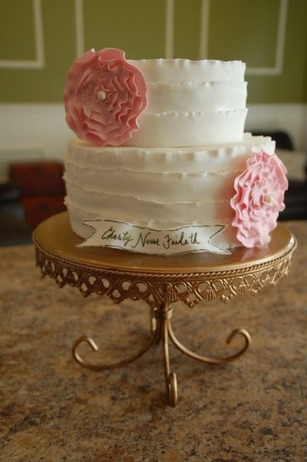Торт украшенный цветами из мастики