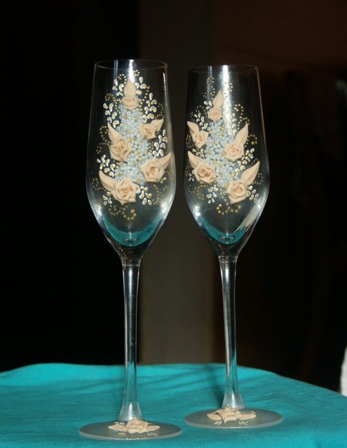 Оригинально украшенные бокалы на свадьбу