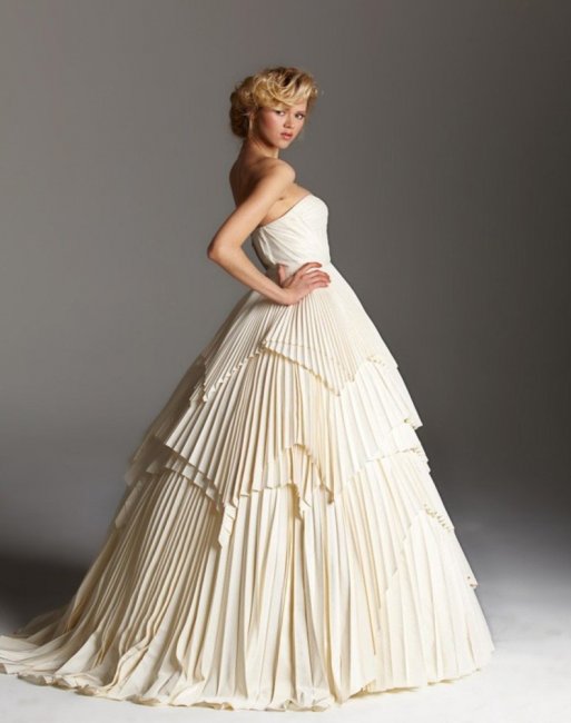 Кремовое платье  с плиссированными волнами