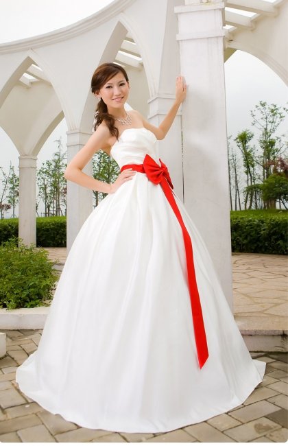 Белое платье невесты с красным бантом