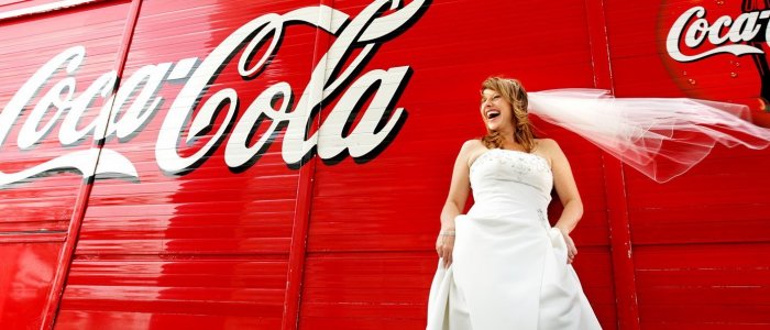 Фотосессия на фоне принта кока-кола