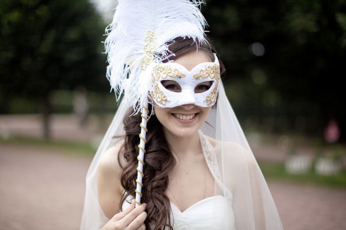 Невеста с маской
