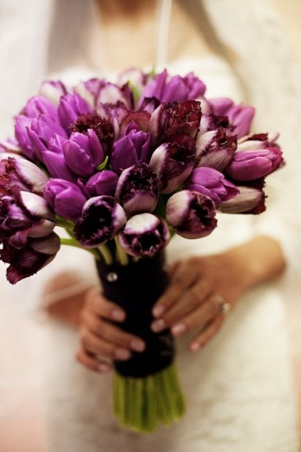 Букет невесты для свадьбы цвета фиолетовый тюльпан