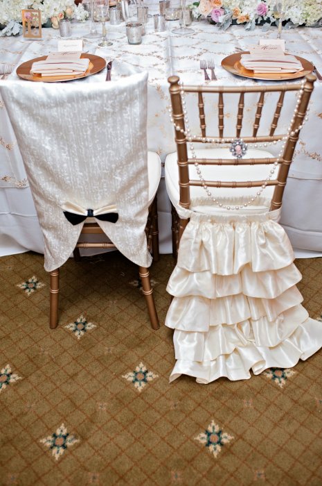 Тематическое украшение стульев на свадьбе