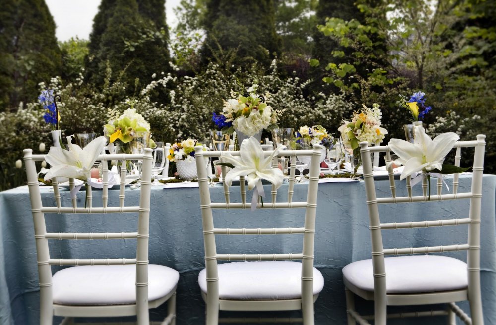Цветочное украшение стульев на свадьбе