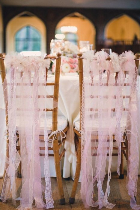 Нежное украшение стульев на свадьбе
