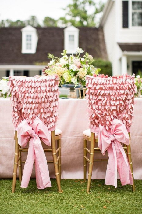 Роскошное украшение стульев на свадьбе