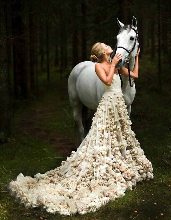 Потрясающее фото невесты с лошадью
