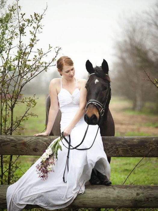 Нежное фото невесты с лошадью