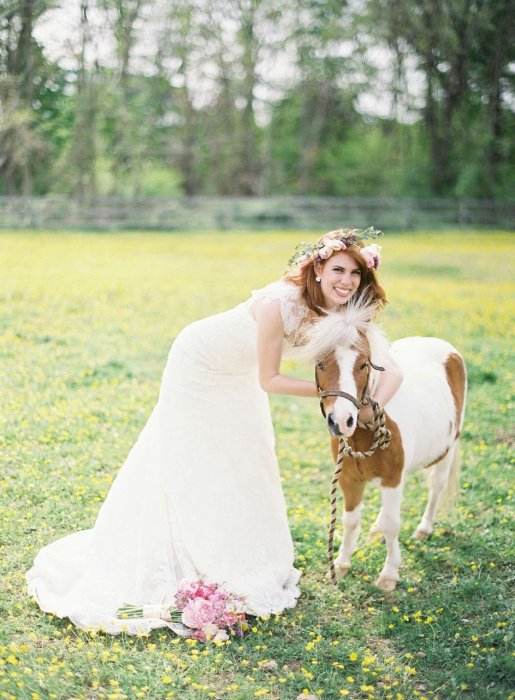 Фото невесты с милым пони