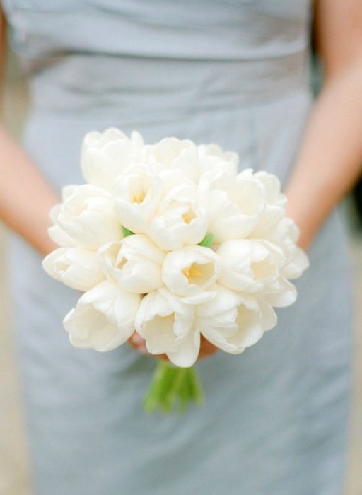 Нежный букет из белых тюльпанов