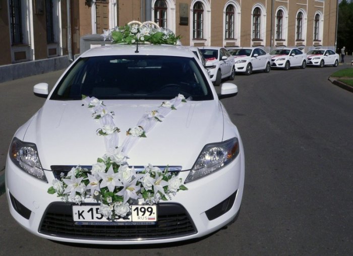 Свадебный кортеж из белых автомобилей