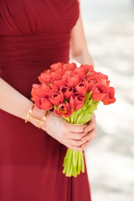 Яркий букет из тюльпанов для подружек невесты