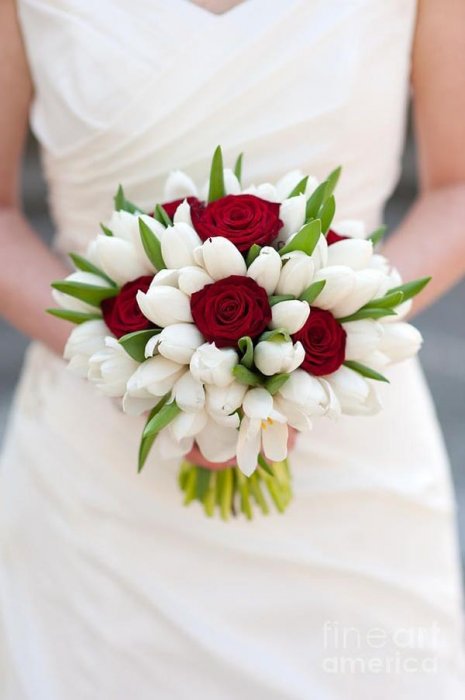 Букет невесты из тюльпанов с ярким акцентом