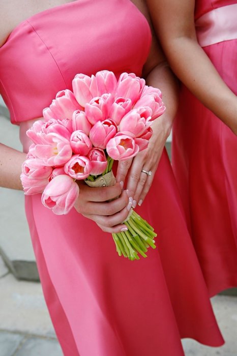 Розовый букет из тюльпанов для подружек невесты