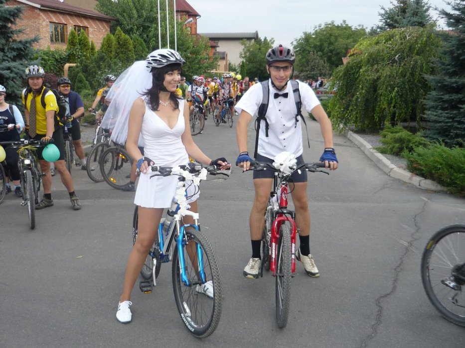 Необычный свадебный велокортеж