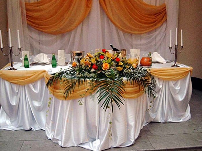 Оформление свадебного стола молодых