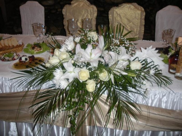 Украшение свадебного стола молодоженов цветами