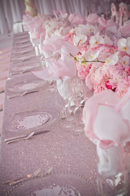 Нежное оформление свадебного стола в розовом цвете