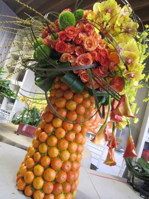 Центральная композиция из цветов и мандаринов