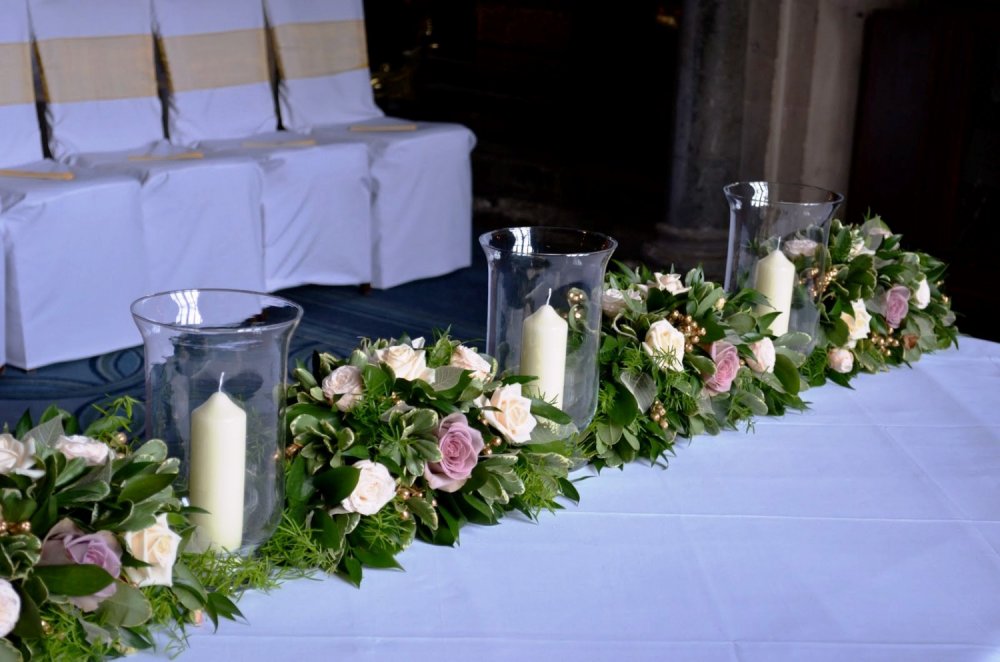 Декор стола свечами и цветами